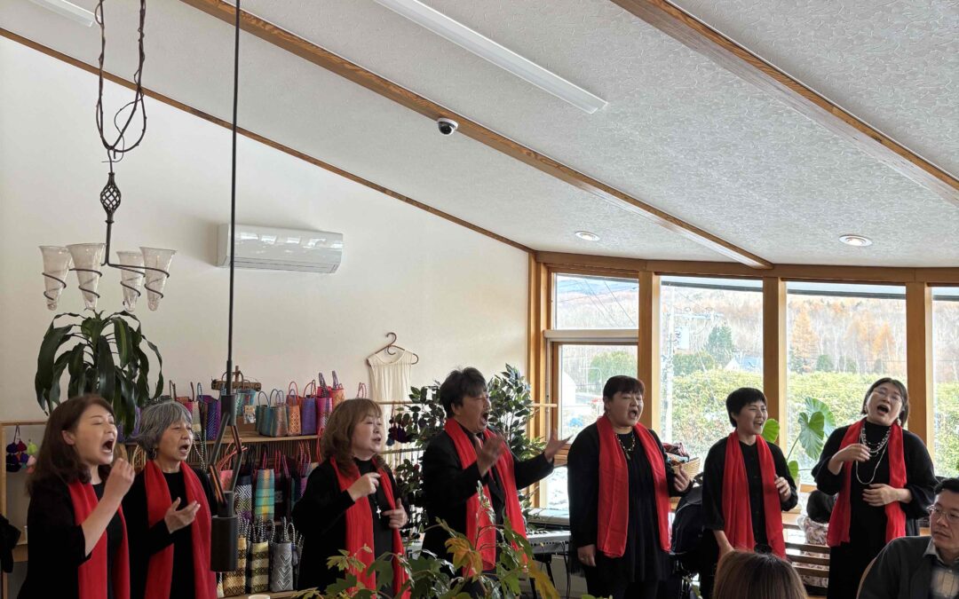 赤いはちみつの丘に響きわたる歌声